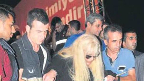 Ünlü sanatçı demokrasi nöbetinde gözyaşlarını tutamadı!