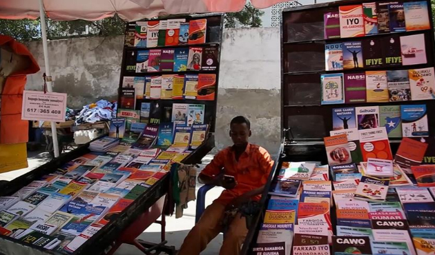 Somali sokaklarının hazineleri 'seyyar kitapçılar'