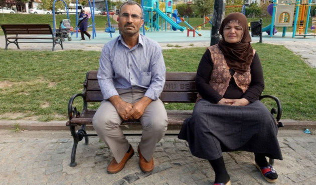 Her gün aynı parkta nöbet tutuyorlar!