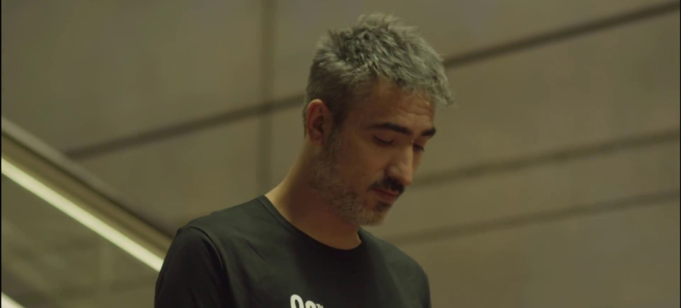 Sahnede çarpılan Kajmer hayranlarını korkuttu!