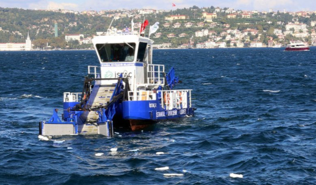 İstanbul'da denizden 140 kamyon çöp toplandı!