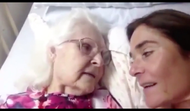 Alzheimer hastası anne ile kızının duygulandıran sohbeti...