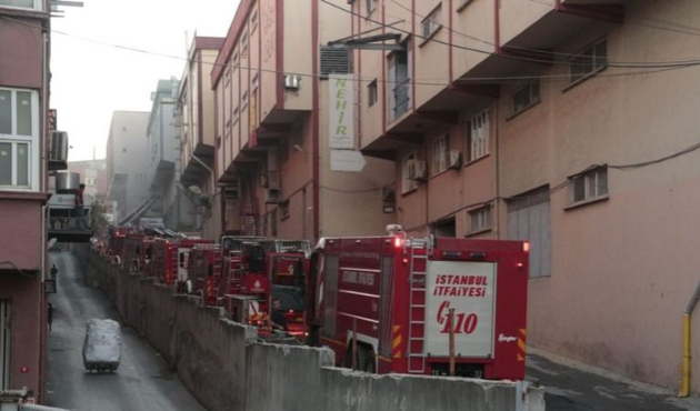 Zeytinburnu'nda demir kaplama fabrikasında yangın çıktı!