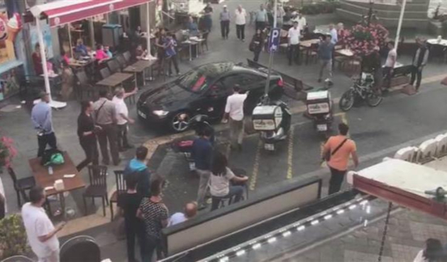 Lüks otomobilini insanların üzerine sürdü!