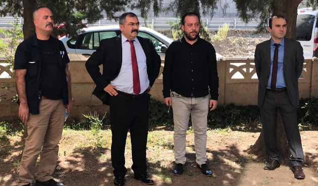 Hırsız ev sahibini rehin aldı!
