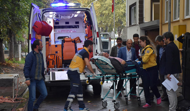 Karısından kaçıp yaralı halde karakola sığındı!