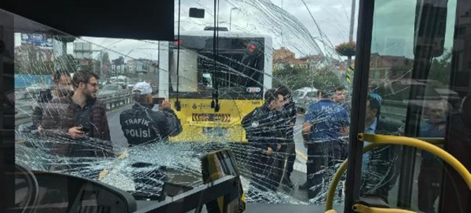 İstanbul'da feci kaza! Metrobüsler çarpıştı...