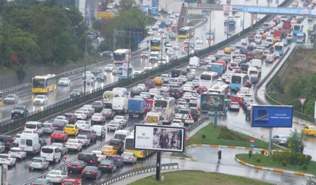 İstanbul'da şiddetli yağmur hayatı felç etti!