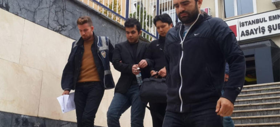 İranlılar polis süsü verip Cezayirlileri soydu...