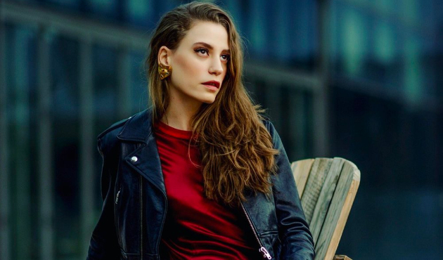 Serenay Sarıkaya yeni tarzıyla göz kamaştırdı!