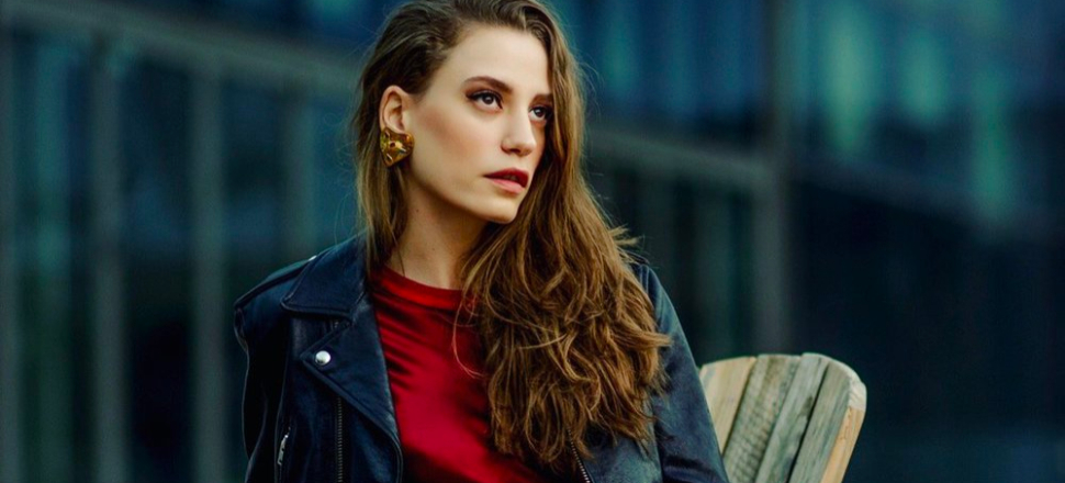 Serenay Sarıkaya yeni tarzıyla göz kamaştırdı!