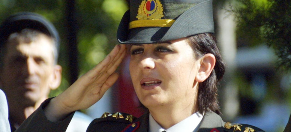 "Gebersin. Kadınları orduda görünce deli oluyorum"