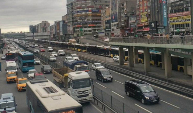 Metrobüs kuyruğu yüzlerce metreyi buldu!