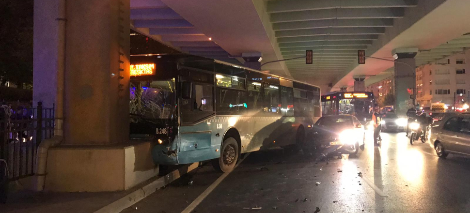 Mecidiyeköy'de Halk otobüsü köprü ayağına çarptı!