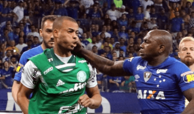 Melo gol attı, saha karıştı!