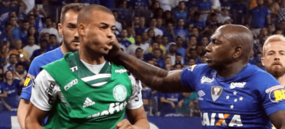 Melo gol attı, saha karıştı!
