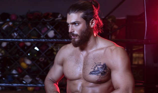 Can Yaman, o oyuncunun eski nişanlısıyla birlikte!