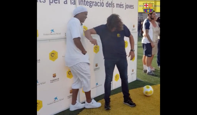 Ronaldinho yerinde duramıyor...