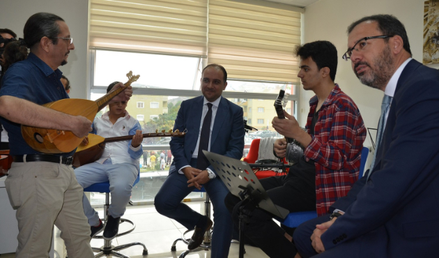 Bakan Kasapoğlu, öğrencilerle türkü söyledi!