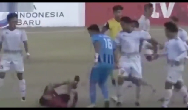 Penaltı veren hakemi tekme tokat dövdüler!