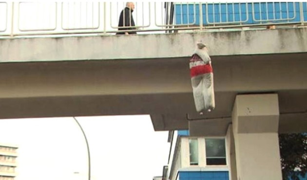 Alman taraftarlar, köprüde insan maketi astı!