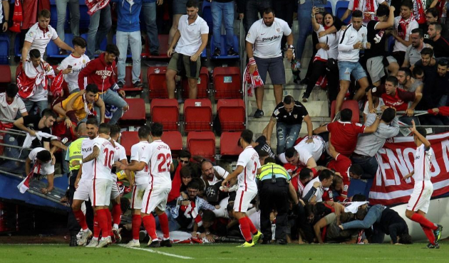 Eibar-Sevilla maçında tel örgü yıkıldı!