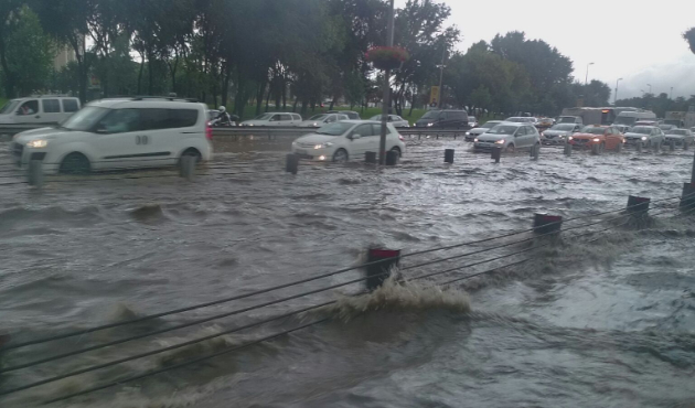 Elmalı deresi taştı, bir binaya yıldırım düştü!