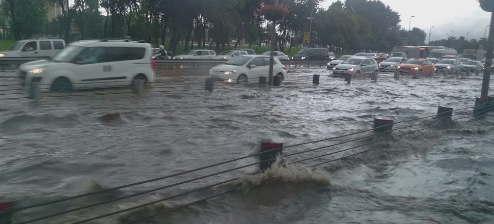 Elmalı deresi taştı, bir binaya yıldırım düştü!
