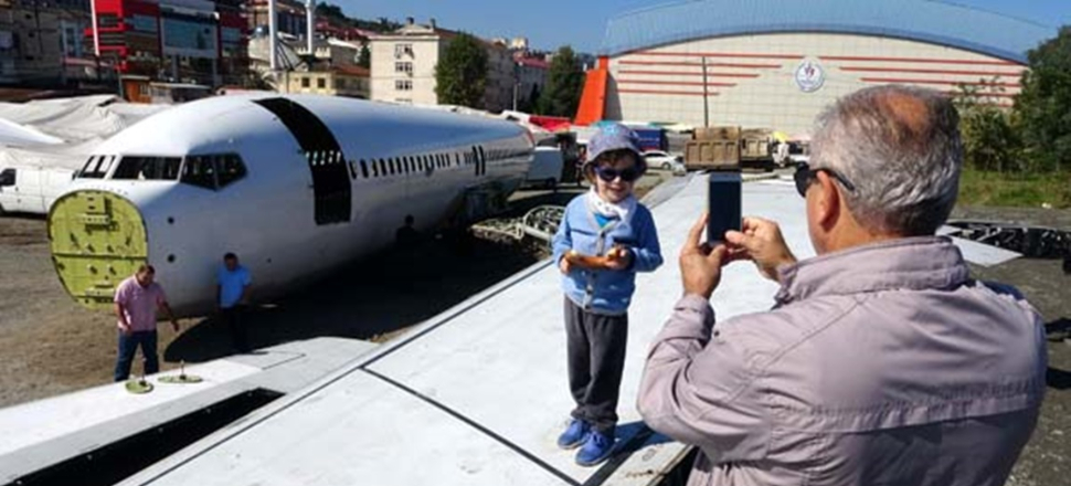 Pistten çıkan uçağı gören pazarcılar şoke oldu!
