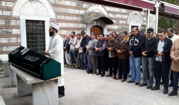 Sadettin Teksoy babasını toprağa verdi!