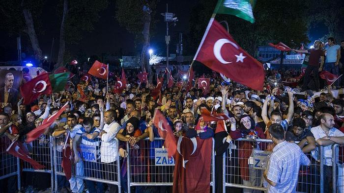 Başkomutan 'nöbete devam' dedi İBB'den ücretsiz ulaşım kararı geldi