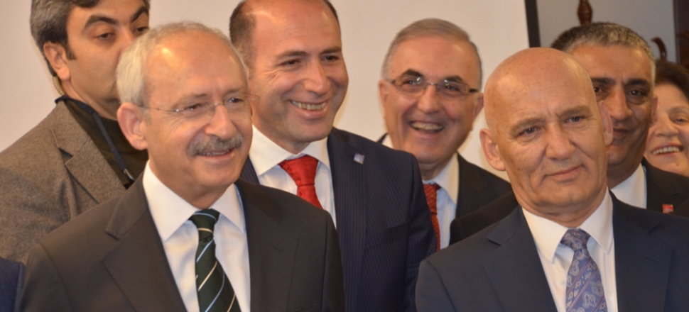 CHP'li Öz: Önüne bir kasa domates koy, en çürüğünü seçer...
