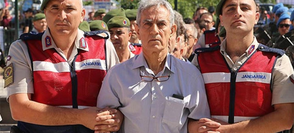 FETÖ'cü Akın Öztürk'ten Oscar'lık performans...