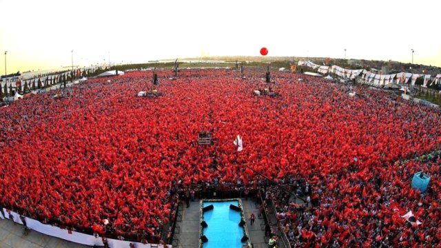Sözde aydın iş başında! Yenikapı mitingine alçak benzetme
