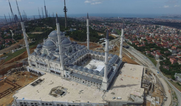 Çamlıca Camii'nin 5 yılda yapılan kapısı takıldı!