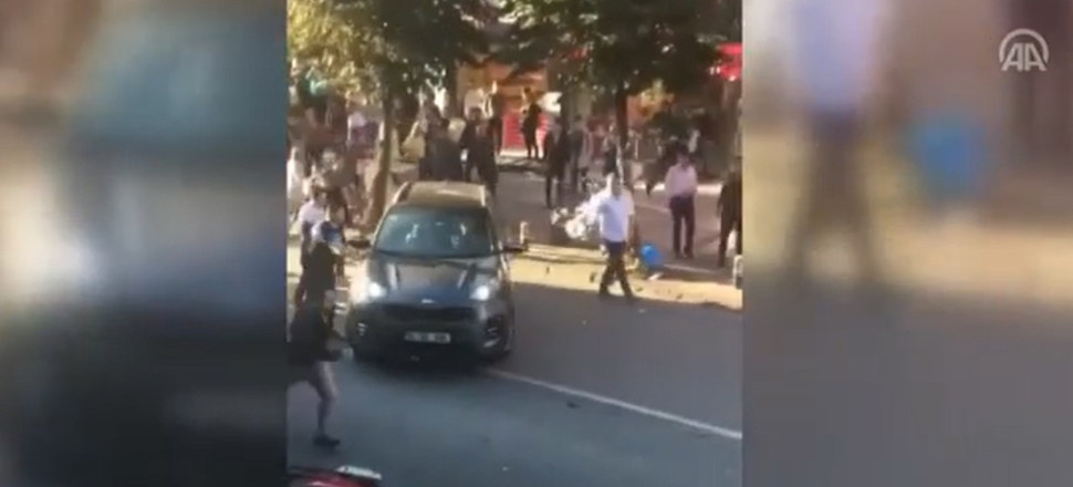 Bakırköy'de aracını vatandaşların üzerine sürdü...