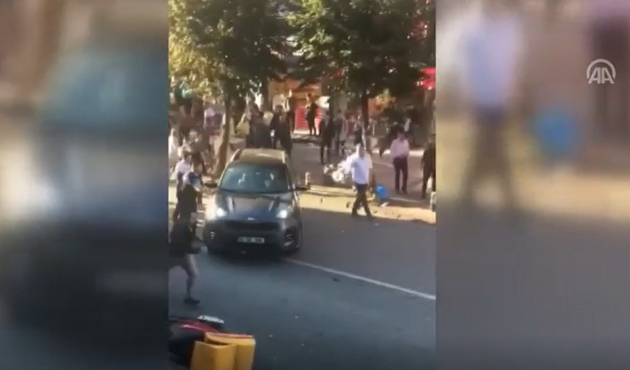 Aracını vatandaşların üzerine sürdü...