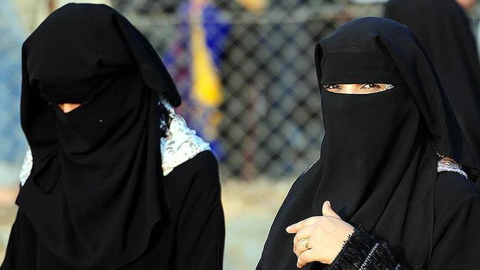Peçesini açmayan Müslüman kadın dükkandan kovuldu