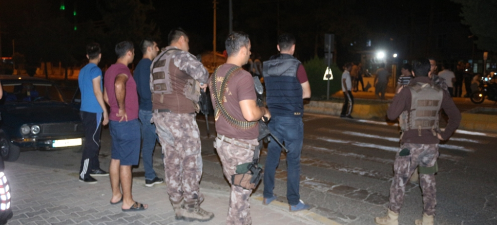 Karakol önünde polisle çatıştılar: 11 yaralı...