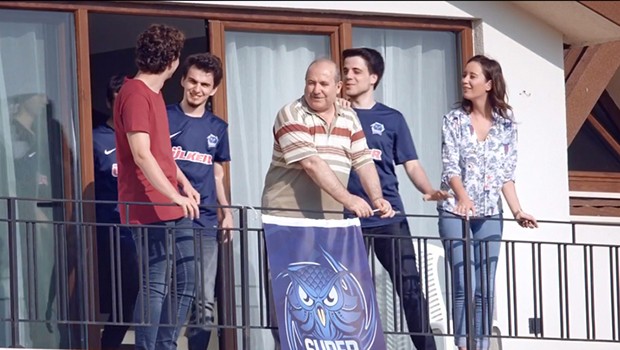 Balkona bayrak asan dayı reklam yıldızı oldu!