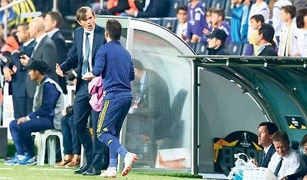 Fenerbahçe yedek kulübesinde ilginç olaylar!