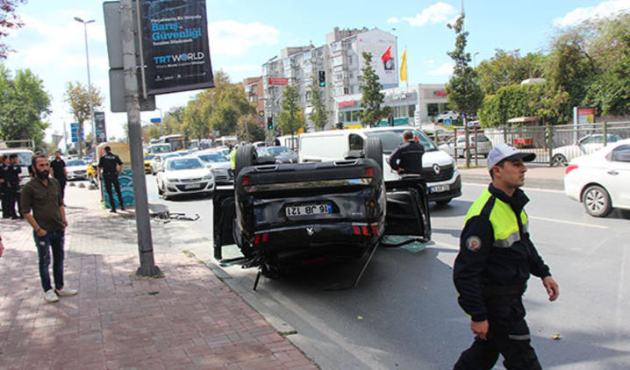 Şehrin göbeğinde takla attı! Trafiği kilitledi...