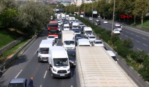 Köprü altında sıkışan TIR trafiği felç etti!