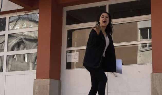 Genç kız sinir krizi geçirdi!