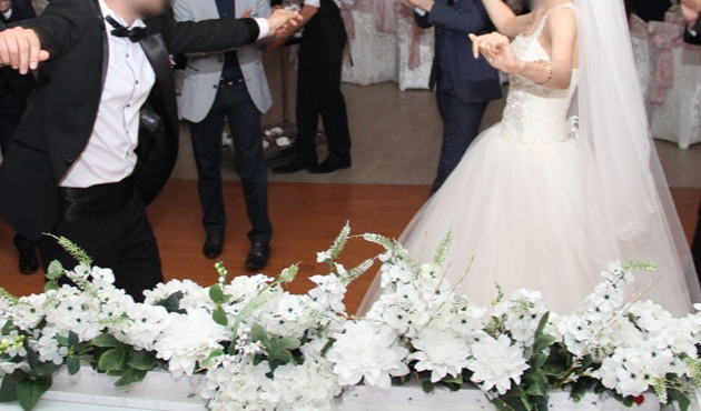 Damat en mutlu gününde oynarken bıçaklandı!
