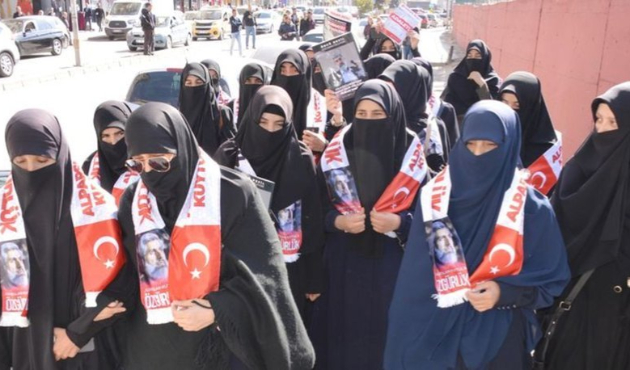 Polisi görünce "Sağlık için yürüyoruz" dediler!