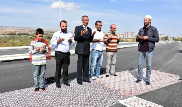 Köprü için şükür namazı kıldılar, kurban kestiler!