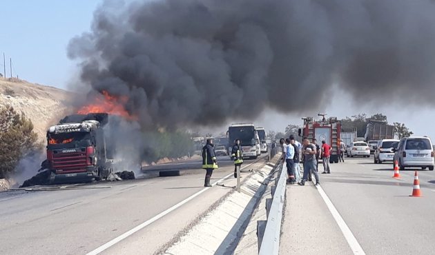 Tekstil ürünleri taşıyan TIR alev, alev yandı...
