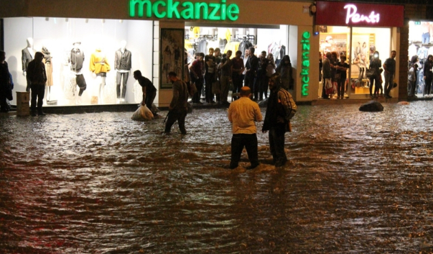 Denizli'de aşırı yağış caddeleri göle çevirdi...