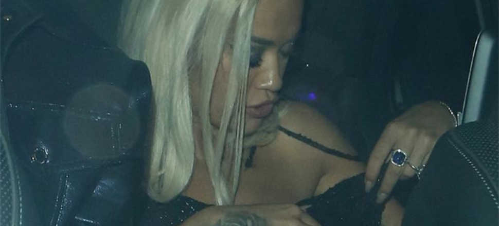 Rita Ora sütyen takmayınca zor anlar yaşadı!